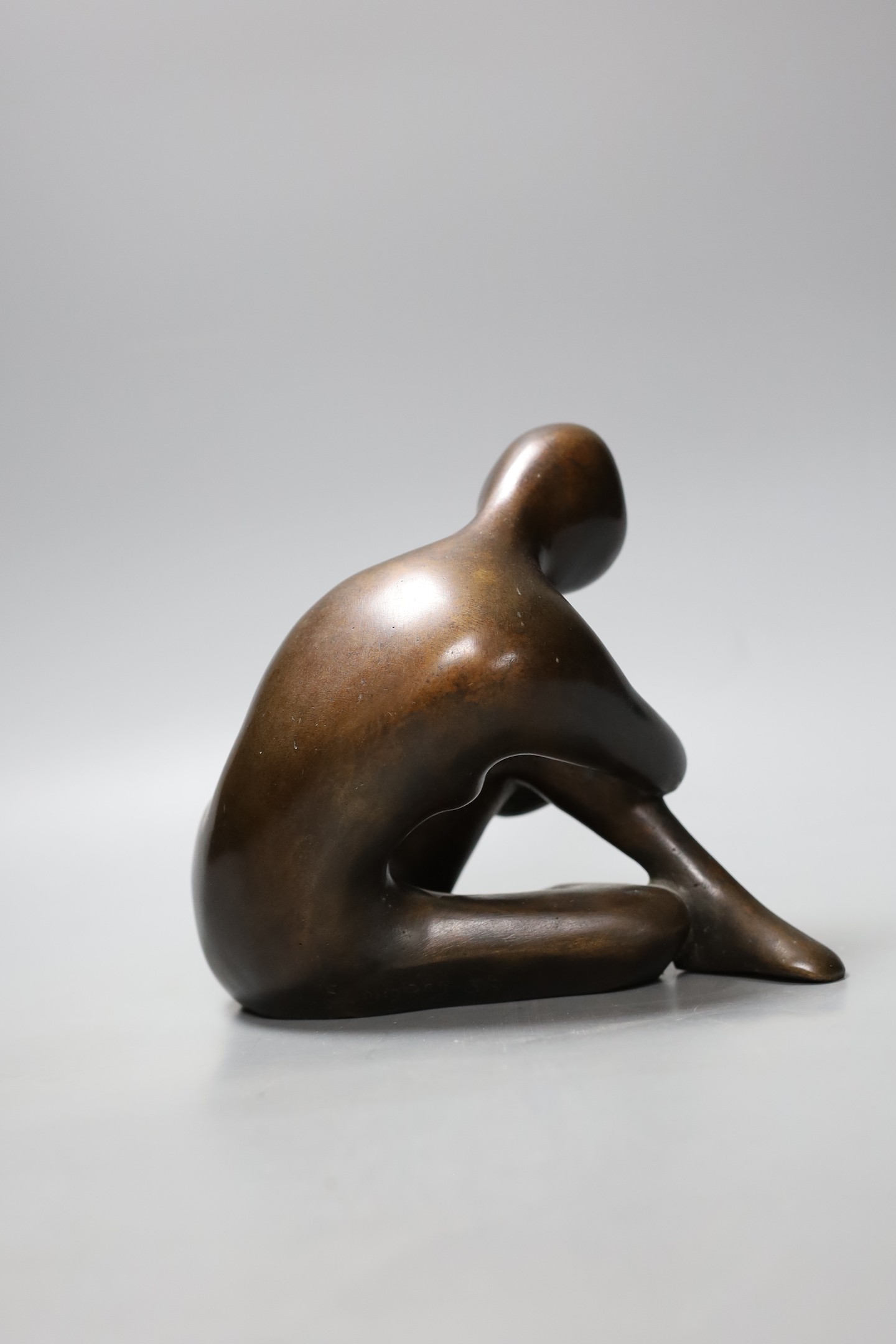 Leslie John Summers, A bronze abstract seated figure, 17.5cm tall